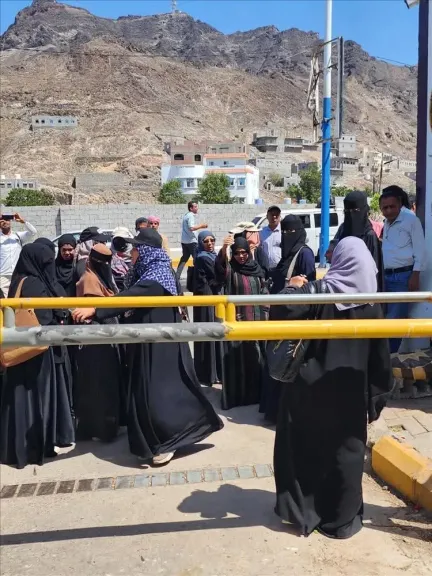 قوات العمالقة تغلق مبنى الأمانة العامة للانتقالي المنحل في عدن بعد يوم واحد من إغلاق مقرين